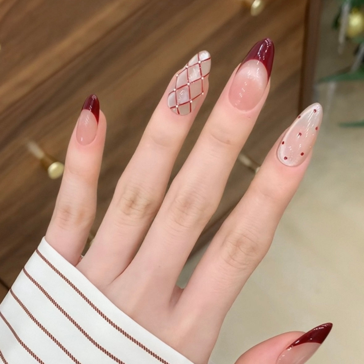 ワインレッドフレンチ×ミルクベージュ｜大人可愛い上品ネイルチップ[na0012]