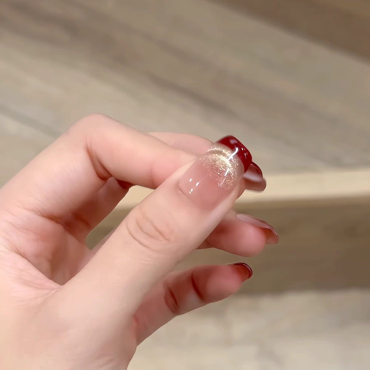 ボルドーレッド×ゴールドリボンニュアンス｜甘さを添えた上品ネイルチップ[na0022]