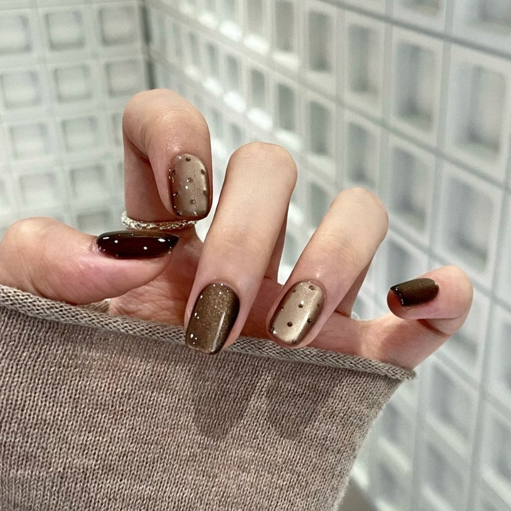 ブラウン×ゴールドドットニュアンス｜深みを纏う大人上品ネイルチップ [na0041]