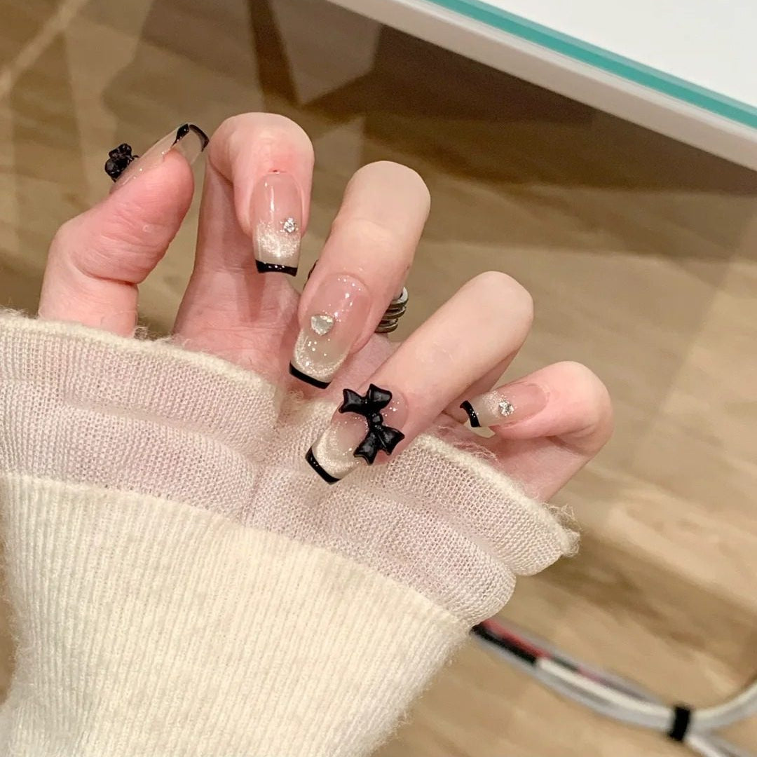 シアーピンク×ブラックリボンフレンチ｜甘さを引き締める上品ネイルチップ [na0038]