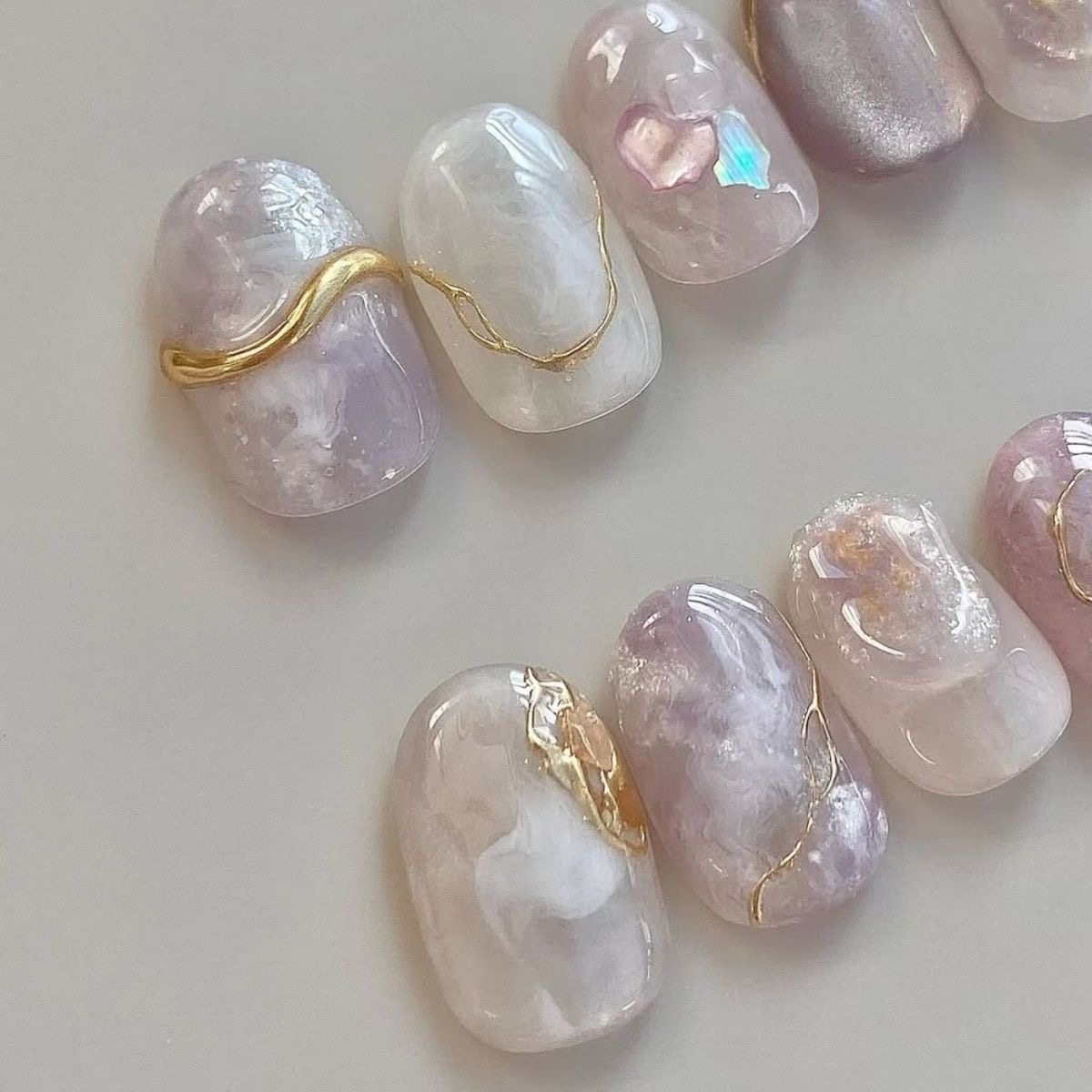 ラベンダーグレージュ×ゴールドラインニュアンス｜静けさを纏う透明感ネイルチップ [na0035]