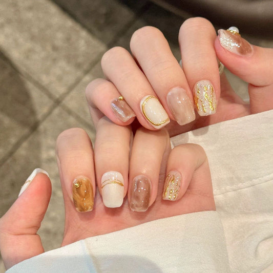 ミルクベージュ×ブラウンニュアンス｜ゴールドラインとパールの上品ネイルチップ [na0058]