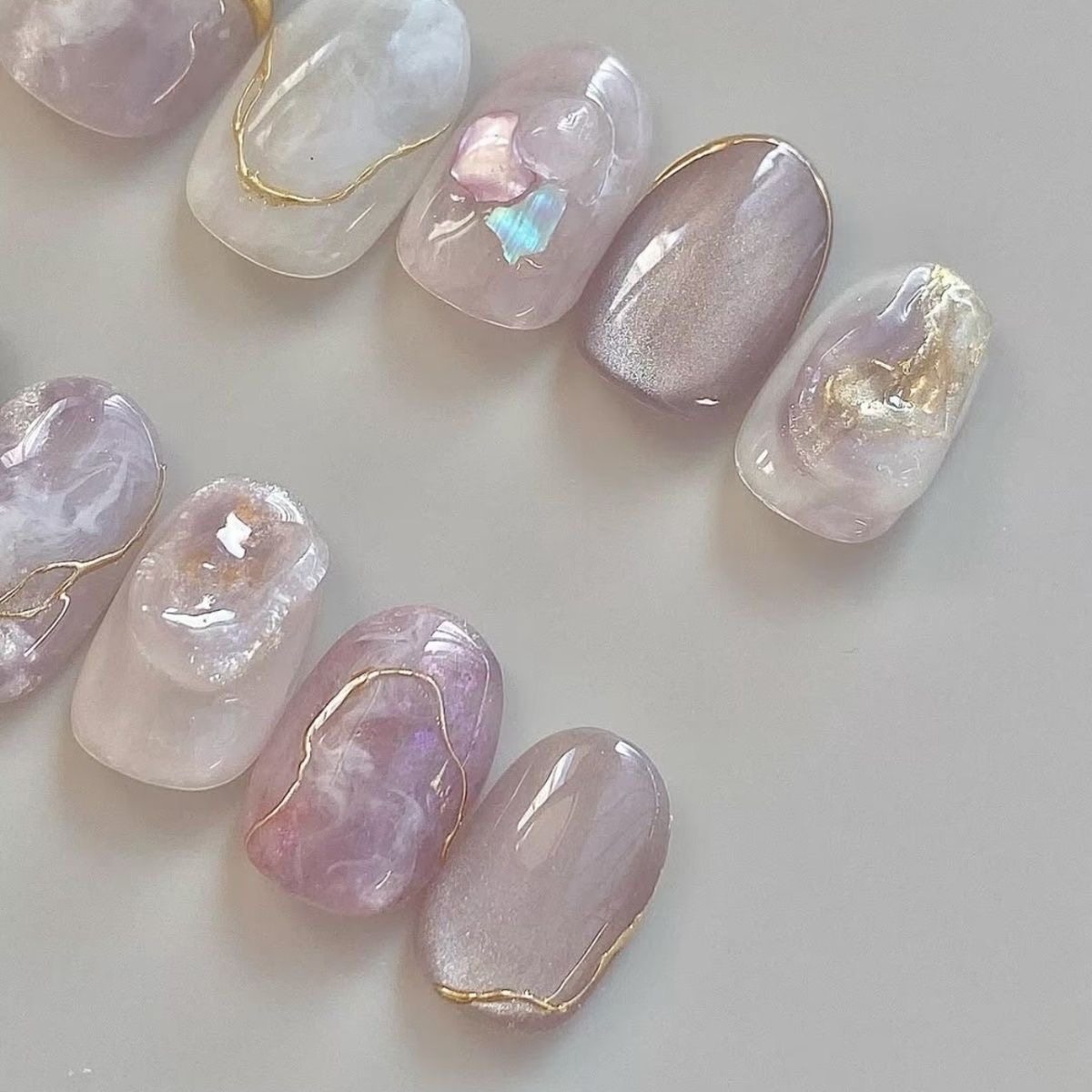 ラベンダーグレージュ×ゴールドラインニュアンス｜静けさを纏う透明感ネイルチップ [na0035]