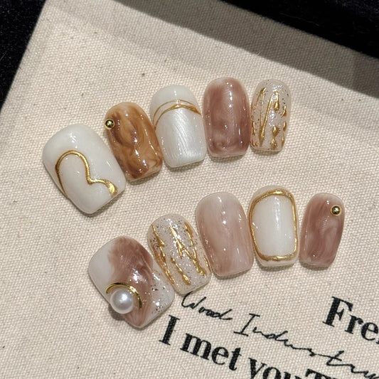ミルクベージュ×ブラウンニュアンス｜ゴールドラインとパールの上品ネイルチップ [na0058]