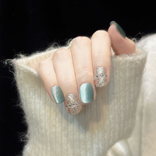 スモーキーグリーン×シャンパンラメ｜静と輝きの大人ニュアンスネイルチップ [na0055]